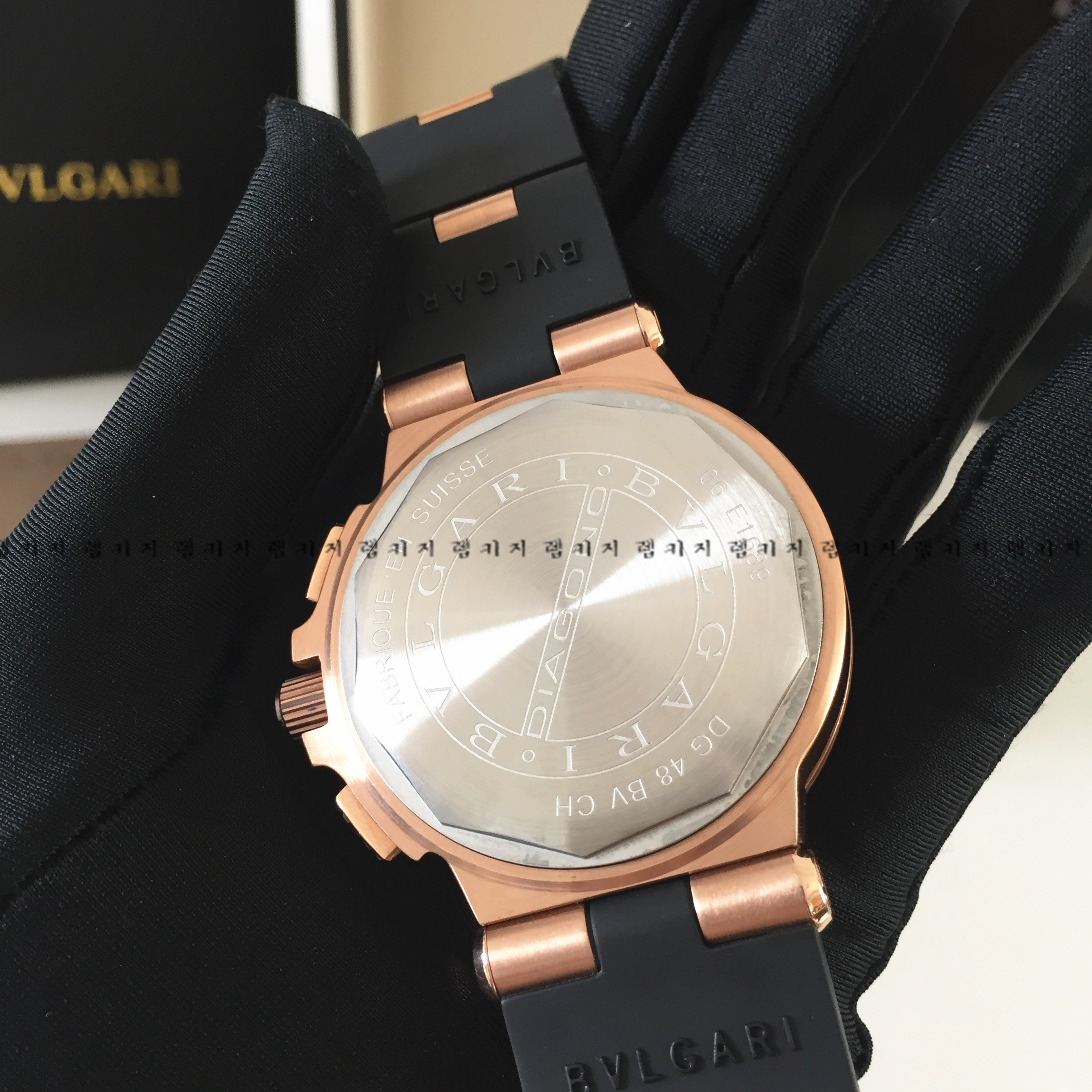 불가리 디아고노 금장 블랙다이얼 우레탄시계